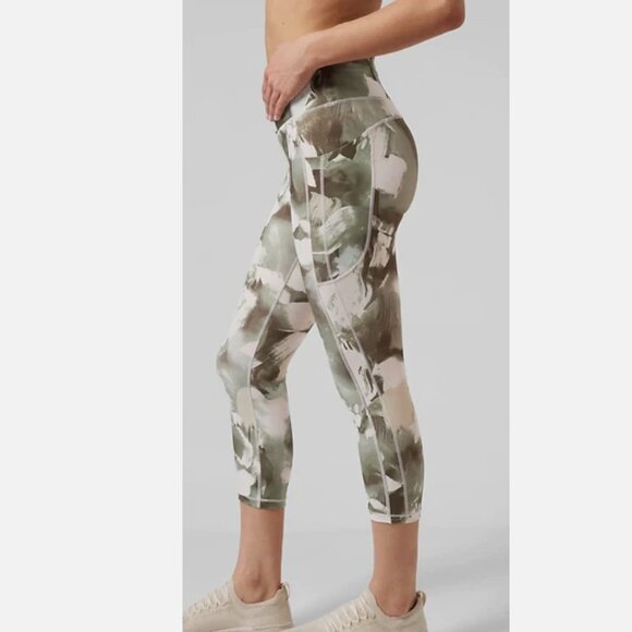 Athleta Women's Ultimate Stash II Capri Small color Painted Energy Olive XS - Picture 4 of 12